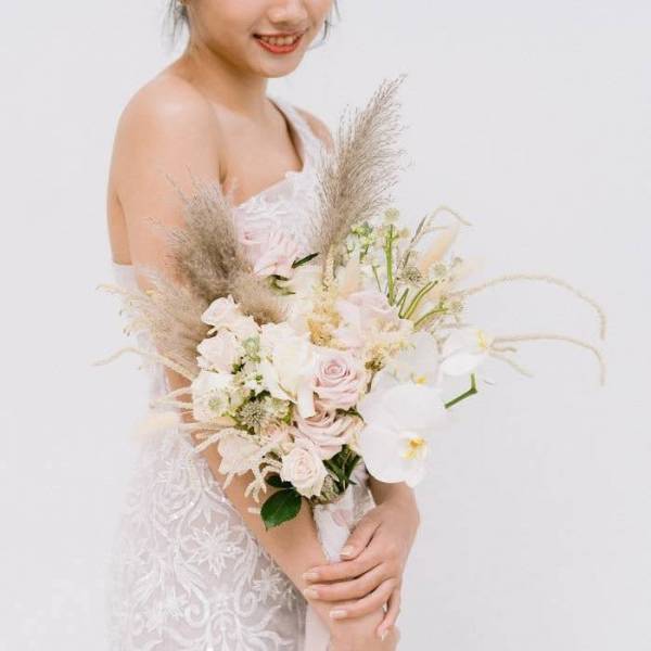 Choosing Wedding Flowers for Your Dress Style Choosing Wedding Flowers for Your Dress Style