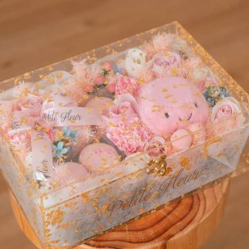 Cozy Bloom – Macaron and Fresh Flower Hamper