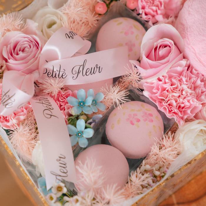 Cozy Bloom – Macaron and Fresh Flower Hamper