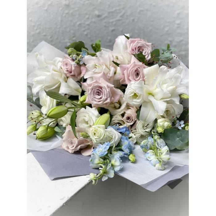 White Lily and Menta Rose Bouquet