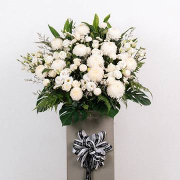Classic Sympathy Wreath