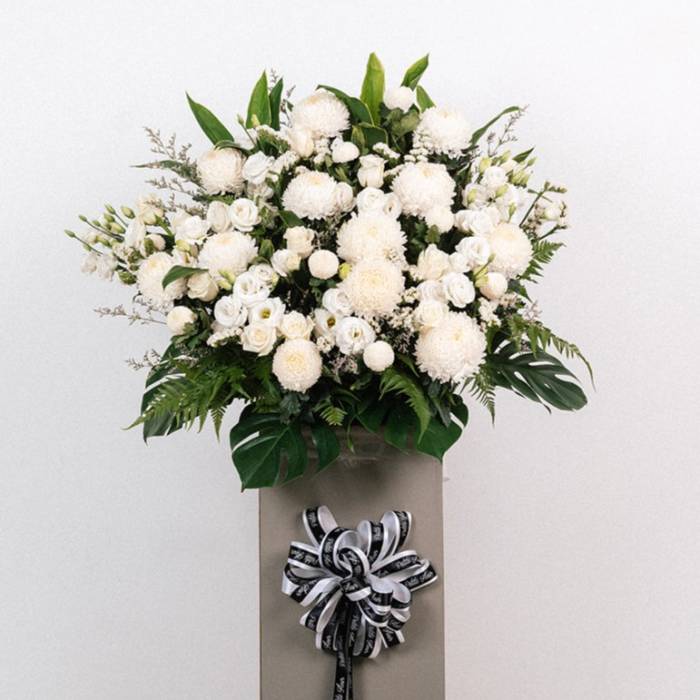 Classic Sympathy Wreath