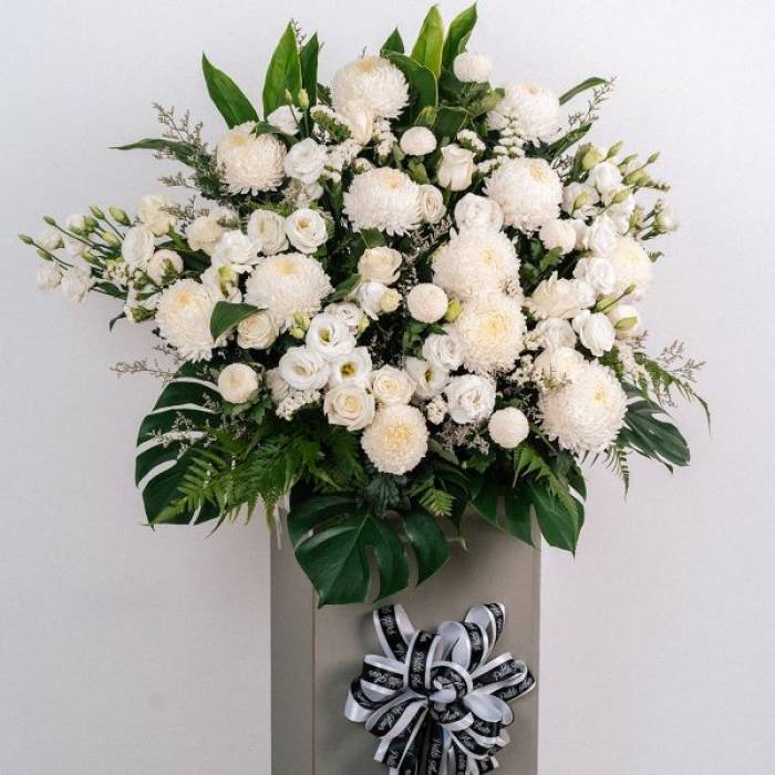 Classic Sympathy Wreath